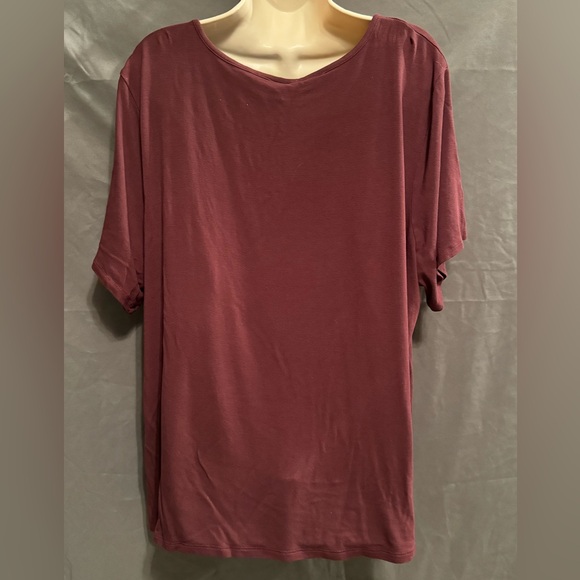 🎀 Womens Old Navy Luxe V-Neck Short Sleeve Burgundy T-Shirt - Picture 2 of 6